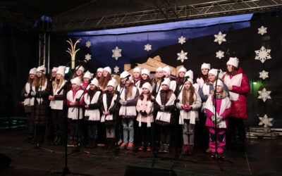 Pěvecký sbor ZŠ Sever vystoupil v prosinci 2022 u příležitosti rozsvícení vánočního stromku